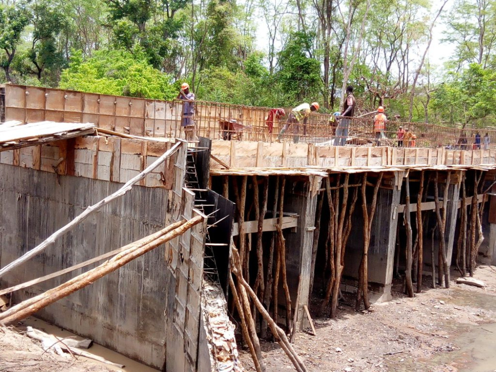 VISITE DU MAIRE DE NIKKI SUR LE SITE DE CONSTRUCTION DU PONT DU FLEUVE OLY DANS LA LOCALITÉ DE GOUREGBATA