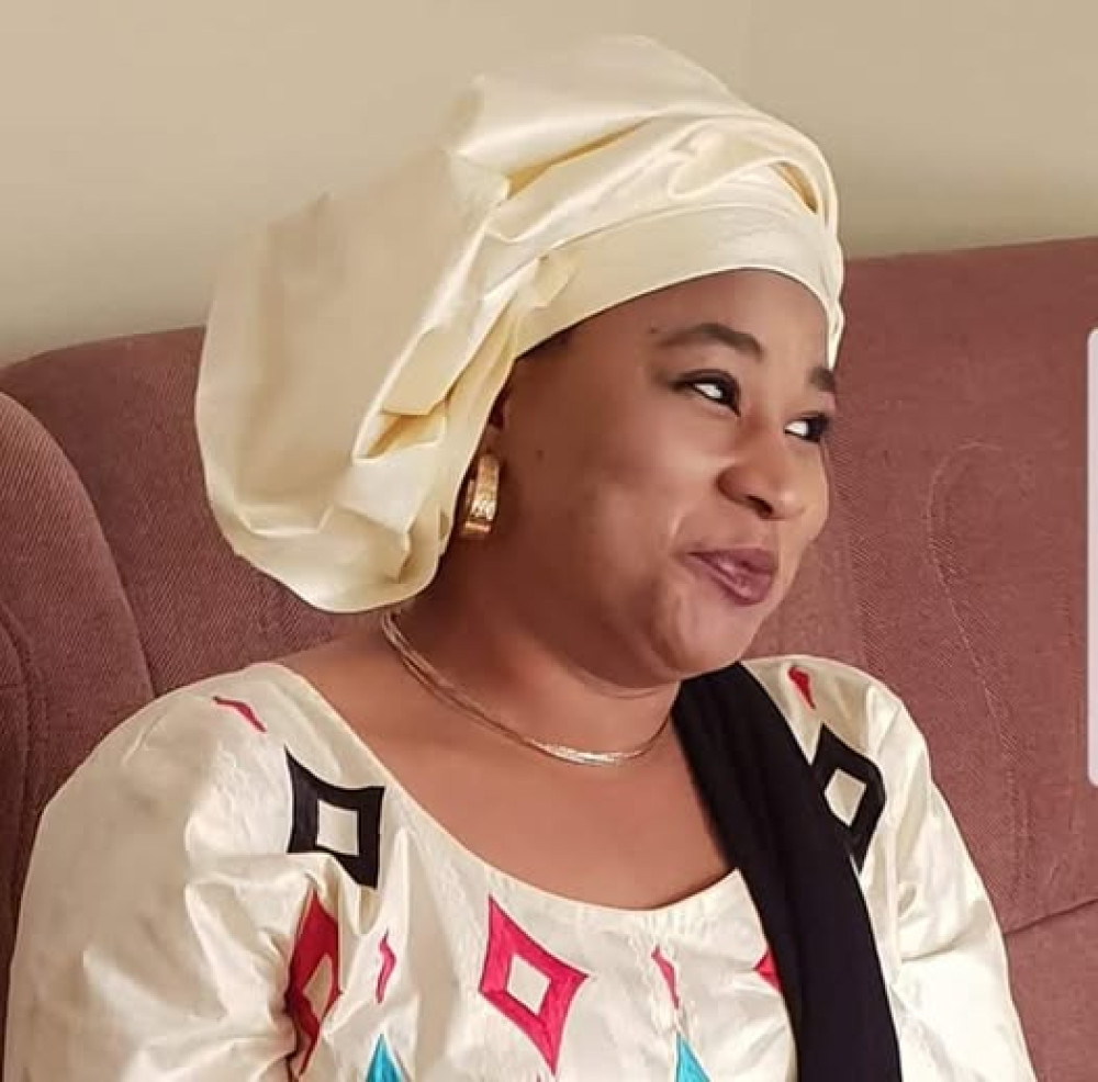 Mariam DJAOUGA, PDG de l'Agence de convoyage MAMOU VOYAGES honore la commune de Nikki.