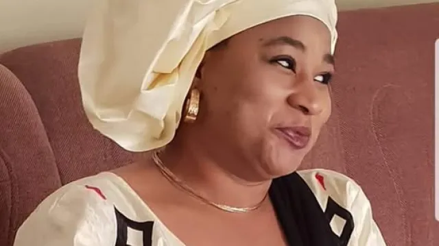 Mariam DJAOUGA, PDG de l'Agence de convoyage MAMOU VOYAGES honore la commune de Nikki.