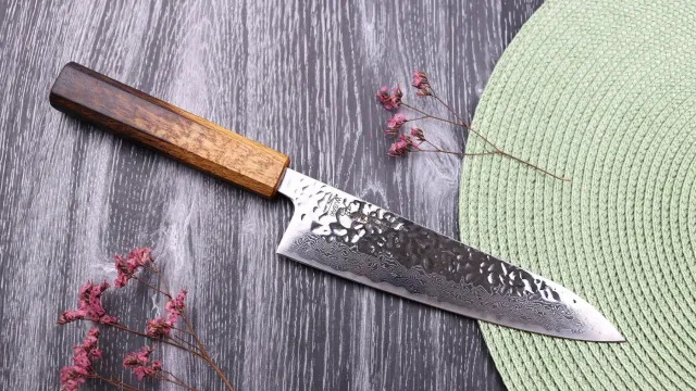 Attaque au couteau manquée à Nikki.