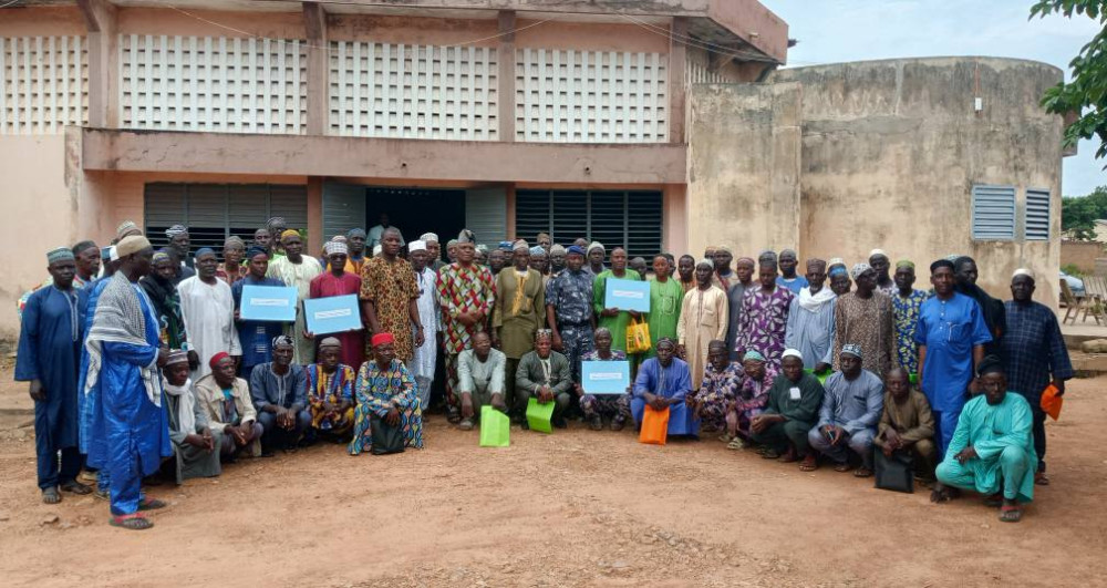 Sécurité : Remise de registre local d'enregistrement des résidents et de badges aux élus locaux de la commune de Nikki .