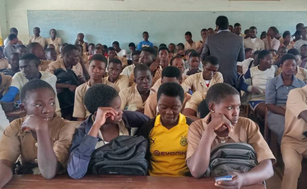 Les responsables de l'Autorité de Protection des Données Personnelles en partenariat avec l'UNICEF sensibilise les apprenants du CEG 1 et 2 de Nikki sur les 12 règles obligatoires du Numérique.