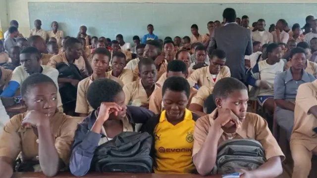 Les responsables de l'Autorité de Protection des Données Personnelles en partenariat avec l'UNICEF sensibilise les apprenants du CEG 1 et 2 de Nikki sur les 12 règles obligatoires du Numérique.