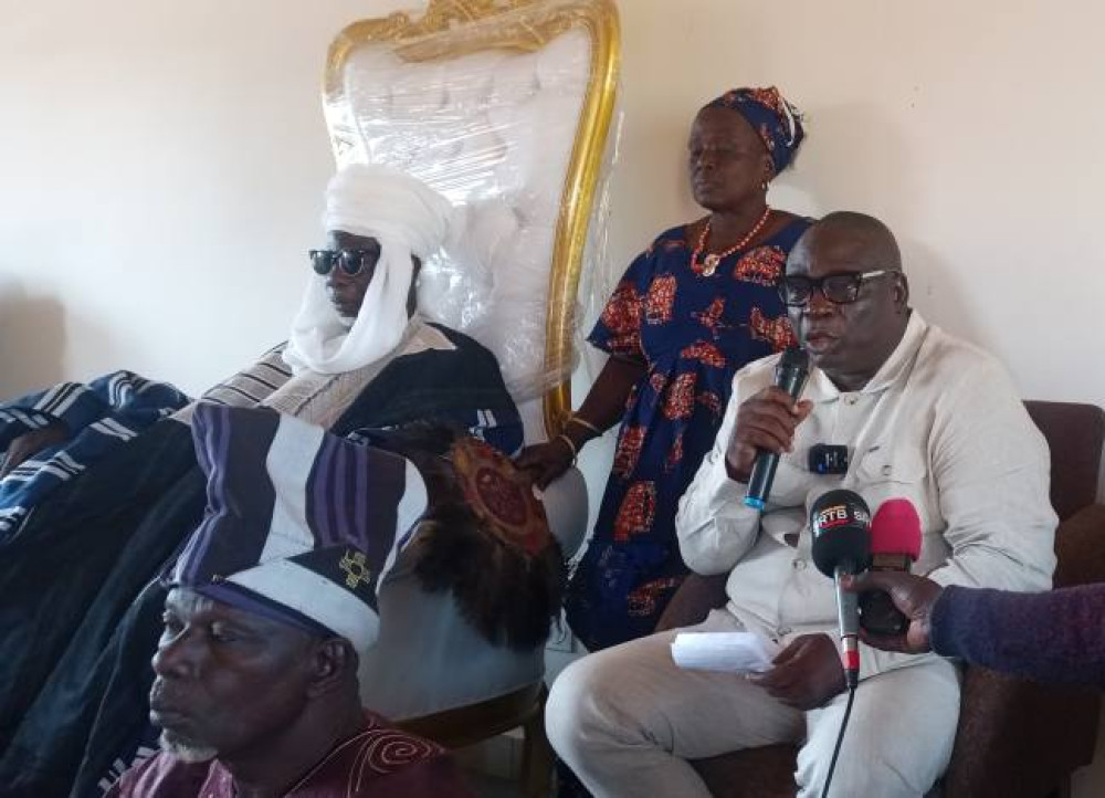 Face à face ce vendredi 19 Décembre 2025 à Nikki entre le Ministre Conseiller à la Défense, la décentralisation et la Gouvernance locale et les têtes couronnées de l'aire cultuelle Baatonou et Boo.