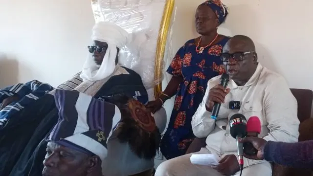 Face à face ce vendredi 19 Décembre 2025 à Nikki entre le Ministre Conseiller à la Défense, la décentralisation et la Gouvernance locale et les têtes couronnées de l'aire cultuelle Baatonou et Boo.