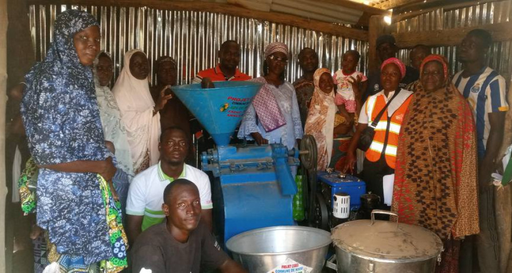 Les membres de l'Association de Développement Villageois de Maro bénéficient des matériels et équipements pour le décorticage du riz grâce au projet COSO.