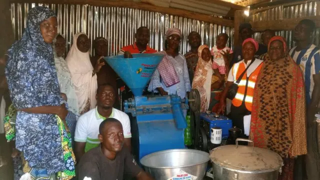 Les membres de l'Association de Développement Villageois de Maro bénéficient des matériels et équipements pour le décorticage du riz grâce au projet COSO.
