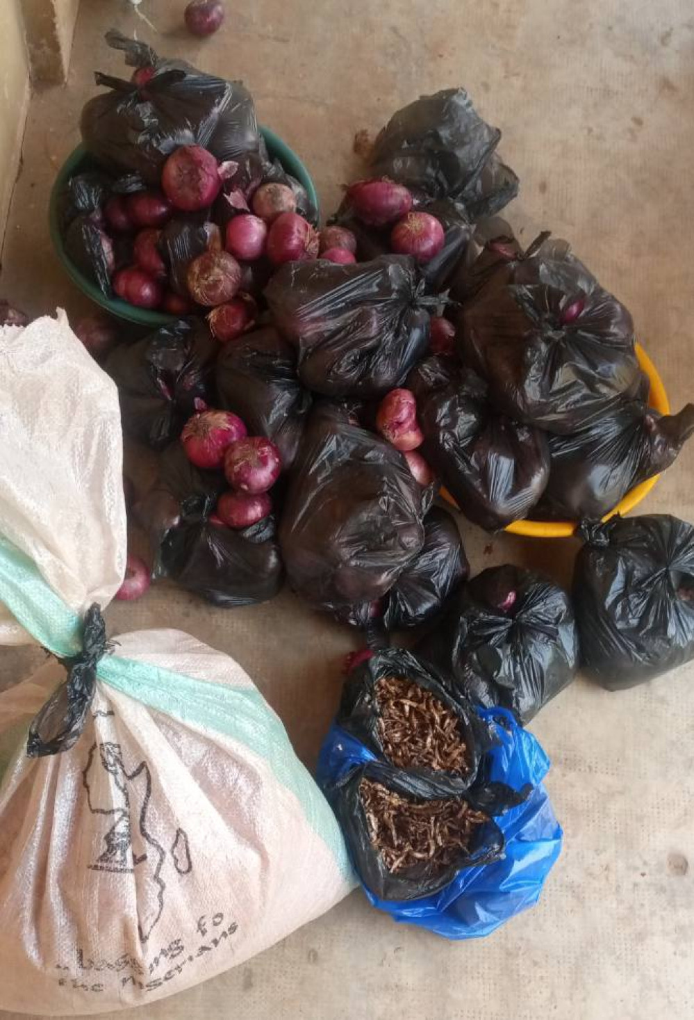 Le Complexe Scolaire de KOBI vient à nouveau de bénéficier d'un appui en condiments pour le fonctionnement de la cantine scolaire.